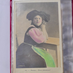 Collection de cartes postales thématiques Costumes Alsaciens en un album.