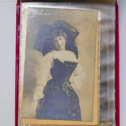 Collection de cartes postales thématiques Costumes Alsaciens en un album.