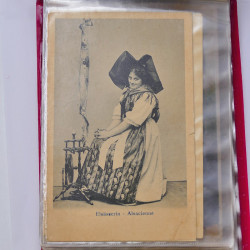 Collection de cartes postales thématiques Costumes Alsaciens en un album.