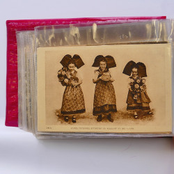 Collection de cartes postales thématiques Costumes Alsaciens en un album.