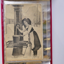 Collection de cartes postales thématiques Costumes Alsaciens en un album.