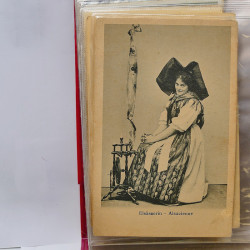 Collection de cartes postales thématiques Costumes Alsaciens en un album.