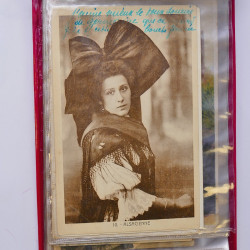 Collection de cartes postales thématiques Costumes Alsaciens en un album.