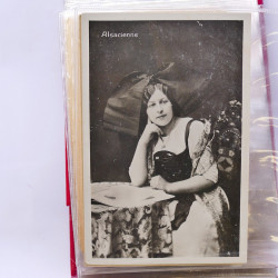 Collection de cartes postales thématiques Costumes Alsaciens en un album.