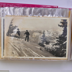 Collection de cartes postales thématiques Costumes Alsaciens en un album.