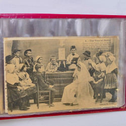 Collection de cartes postales thématiques Costumes Alsaciens en un album.