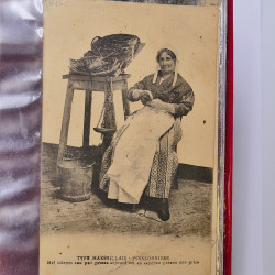 Collection de cartes postales thématiques Costumes Alsaciens en un album.