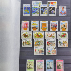 Lot de timbres de Jersey oblitérés en un album.
