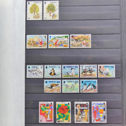 Lot de timbres de Jersey oblitérés en un album.
