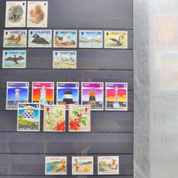Lot de timbres de Jersey oblitérés en un album.
