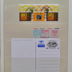 Vrac philatélique de timbres du monde neufs et oblitérés en un carton.