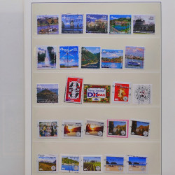 Vrac philatélique de timbres du monde neufs et oblitérés en un carton.