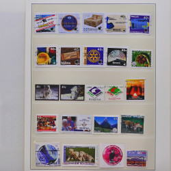 Vrac philatélique de timbres du monde neufs et oblitérés en un carton.