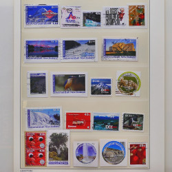 Vrac philatélique de timbres du monde neufs et oblitérés en un carton.