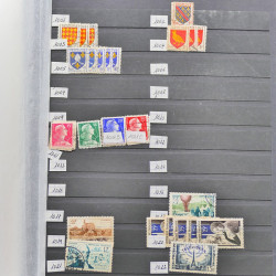 Vrac philatélique de timbres du monde neufs et oblitérés en un carton.