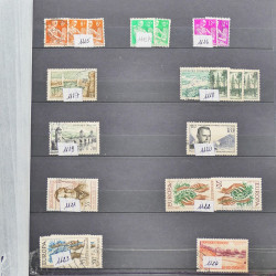 Vrac philatélique de timbres du monde neufs et oblitérés en un carton.