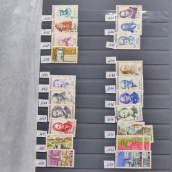 Vrac philatélique de timbres du monde neufs et oblitérés en un carton.