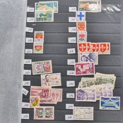 Vrac philatélique de timbres du monde neufs et oblitérés en un carton.