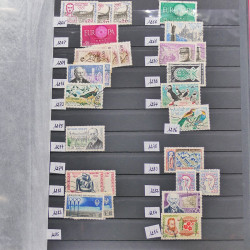 Vrac philatélique de timbres du monde neufs et oblitérés en un carton.