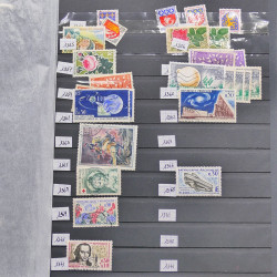 Vrac philatélique de timbres du monde neufs et oblitérés en un carton.