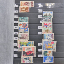 Vrac philatélique de timbres du monde neufs et oblitérés en un carton.