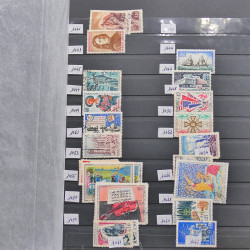 Vrac philatélique de timbres du monde neufs et oblitérés en un carton.