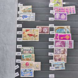 Vrac philatélique de timbres du monde neufs et oblitérés en un carton.