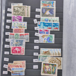 Vrac philatélique de timbres du monde neufs et oblitérés en un carton.