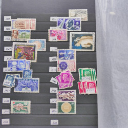 Vrac philatélique de timbres du monde neufs et oblitérés en un carton.