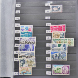 Vrac philatélique de timbres du monde neufs et oblitérés en un carton.