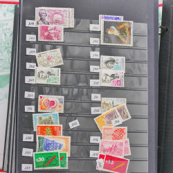 Vrac philatélique de timbres du monde neufs et oblitérés en un carton.