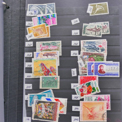 Vrac philatélique de timbres du monde neufs et oblitérés en un carton.