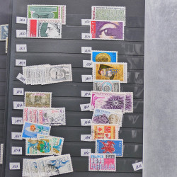 Vrac philatélique de timbres du monde neufs et oblitérés en un carton.