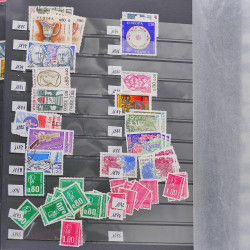 Vrac philatélique de timbres du monde neufs et oblitérés en un carton.