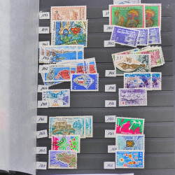 Vrac philatélique de timbres du monde neufs et oblitérés en un carton.