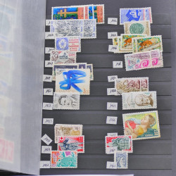 Vrac philatélique de timbres du monde neufs et oblitérés en un carton.