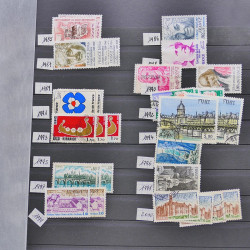 Vrac philatélique de timbres du monde neufs et oblitérés en un carton.