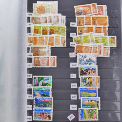 Vrac philatélique de timbres du monde neufs et oblitérés en un carton.