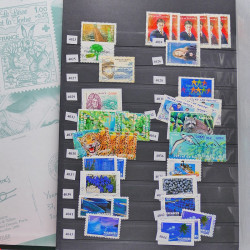 Vrac philatélique de timbres du monde neufs et oblitérés en un carton.