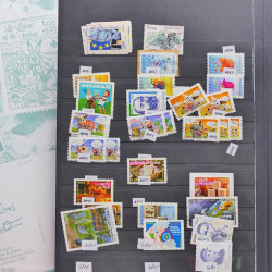 Vrac philatélique de timbres du monde neufs et oblitérés en un carton.