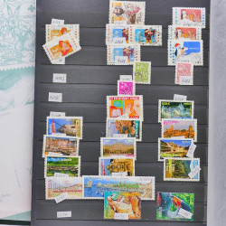 Vrac philatélique de timbres du monde neufs et oblitérés en un carton.