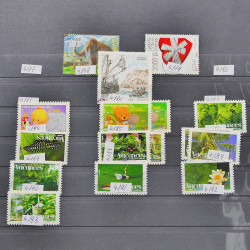 Vrac philatélique de timbres du monde neufs et oblitérés en un carton.