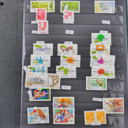 Vrac philatélique de timbres du monde neufs et oblitérés en un carton.