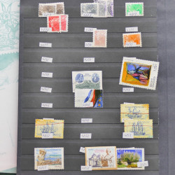 Vrac philatélique de timbres du monde neufs et oblitérés en un carton.