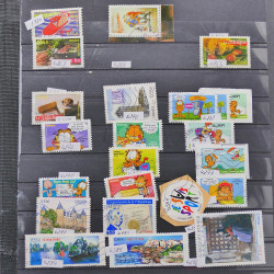 Vrac philatélique de timbres du monde neufs et oblitérés en un carton.