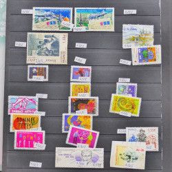 Vrac philatélique de timbres du monde neufs et oblitérés en un carton.