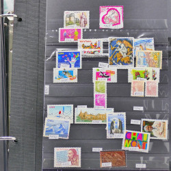 Vrac philatélique de timbres du monde neufs et oblitérés en un carton.