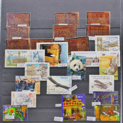 Vrac philatélique de timbres du monde neufs et oblitérés en un carton.