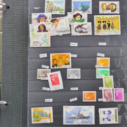 Vrac philatélique de timbres du monde neufs et oblitérés en un carton.