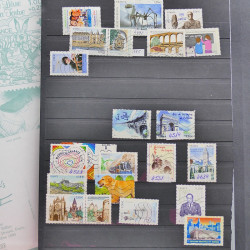 Vrac philatélique de timbres du monde neufs et oblitérés en un carton.